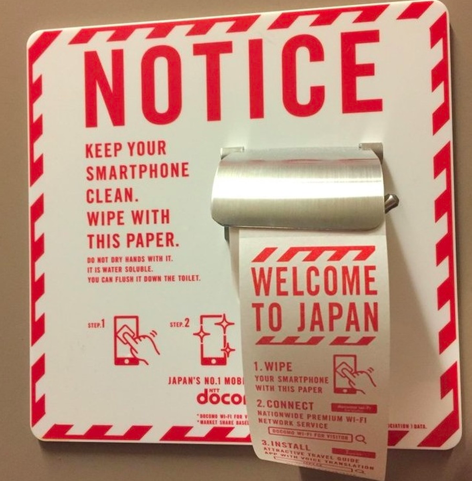 Nếu du khách lần đầu tới Nhật, hẳn sẽ bất ngờ trước loại giấy vệ sinh đặc biệt này. Cuộn giấy vệ sinh nhỏ xinh này xuất hiện ở nhiều WC công cộng, là giấy chuyên dụng dùng cho điện thoại. Ai cũng biết điện thoại là một trong những vật dụng bẩn nhất, được coi là ổ chứa vi khuẩn nên người Nhật đã nghĩ ra loại giấy đặc biệt này. Thú vị hơn cả, trên cuộn giấy vệ sinh còn có in nội dung hướng dẫn kết nối wifi miễn phí, đồng thời cài đặt ứng dụng hỗ trợ du lịch có tính năng dịch thuật.