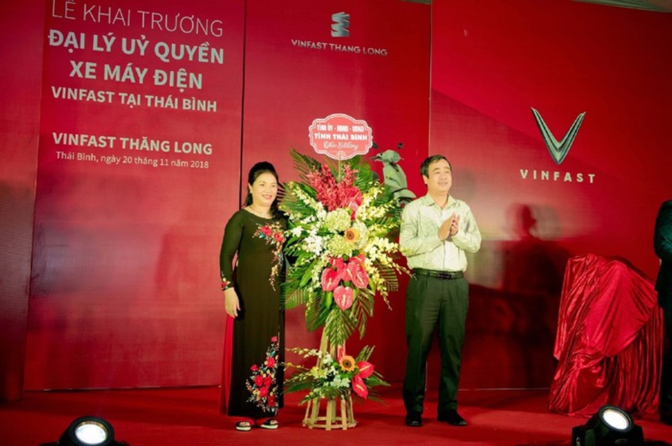 Khai trương Đại lý ủy quyền xe máy điện thông minh VinFast Thăng Long - 3
Ủy viên dự khuyết Trung ương Đảng, Phó Bí Thư thường trực Tỉnh Ủy Thái Bình Ông Ngô Đông Hải tặng hoa chúc mừng VinFast Thăng Long