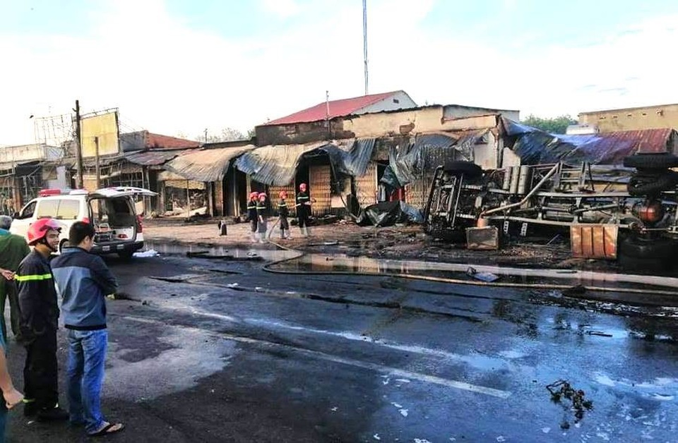 Công an Bình Phước thông tin chính thức vụ cháy 19 căn nhà, 6 người chết - Ảnh 1. Công an Bình Phước thông tin chính thức vụ cháy 19 căn nhà, 6 người chết - Ảnh 1.