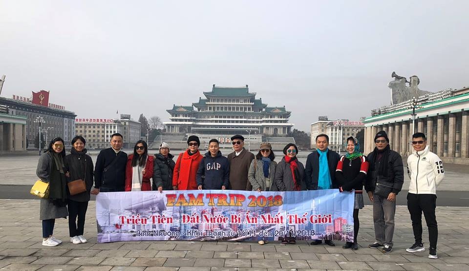 Triều Tiên: Điểm đến mới "gây sốt" với du khách Việt Nam - 1 Chụp hình lưu niệm tại Quảng trường Kim Nhật Thành