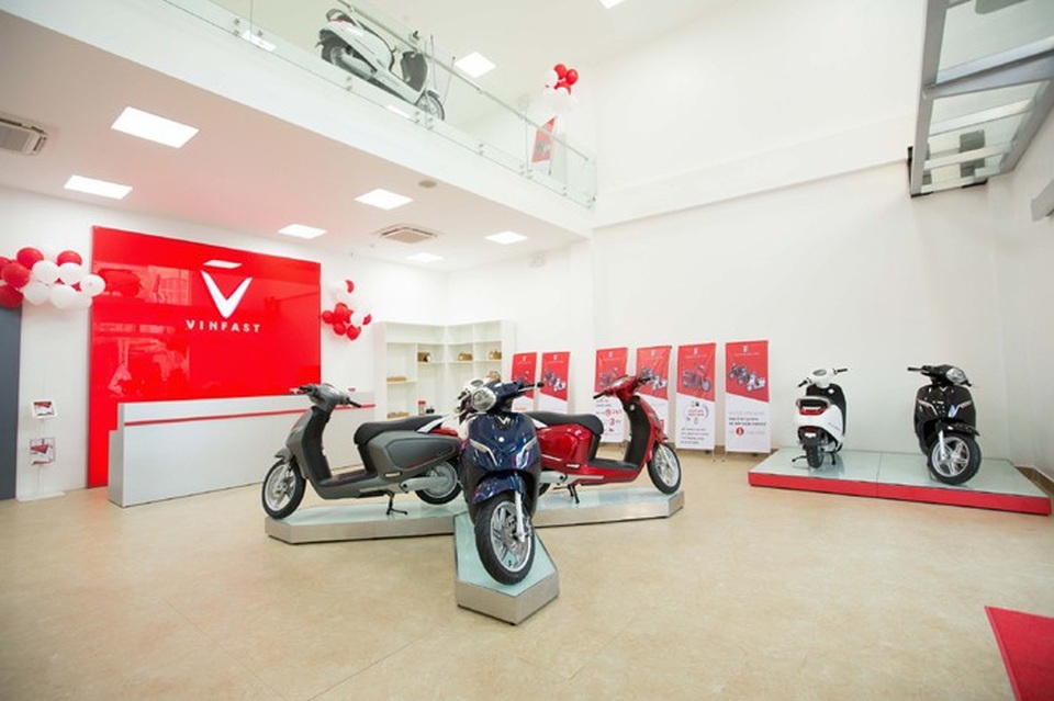 Khai trương Đại lý ủy quyền xe máy điện thông minh VinFast Thăng Long - 5
Nổi bật trước showroom là sản phẩm xe máy điện thông minh Klara