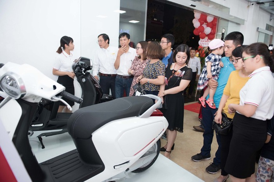 Khai trương Đại lý ủy quyền xe máy điện thông minh VinFast Thăng Long - 7
Khách hàng tham gia trải nghiệm xe máy điện thông minh Klara