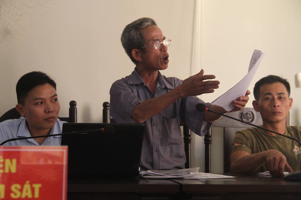 Lập hồ sơ ảo, doanh nghiệp khởi kiện lão nông ra tòa - 1 Lão nông Lê Hữu Chí tại phiên tòa xét xử.
