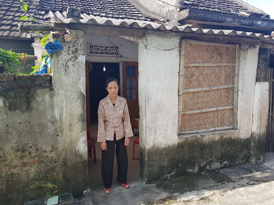 Bà cụ mù lòa sống cô độc với nỗi lo "chết không ai làm đám tang" - 1 Bà Ốc bên căn nhà tuềnh toàng dột nát của mình.