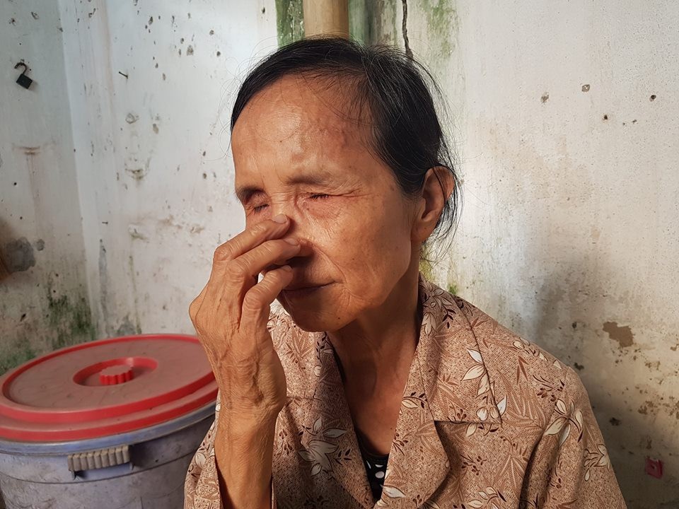 Bà cụ mù lòa sống cô độc với nỗi lo "chết không ai làm đám tang" - 5 Cụ bà 71 tuổi bùi ngùi, lo lắng đến lúc chết không có chỗ làm đám tang.