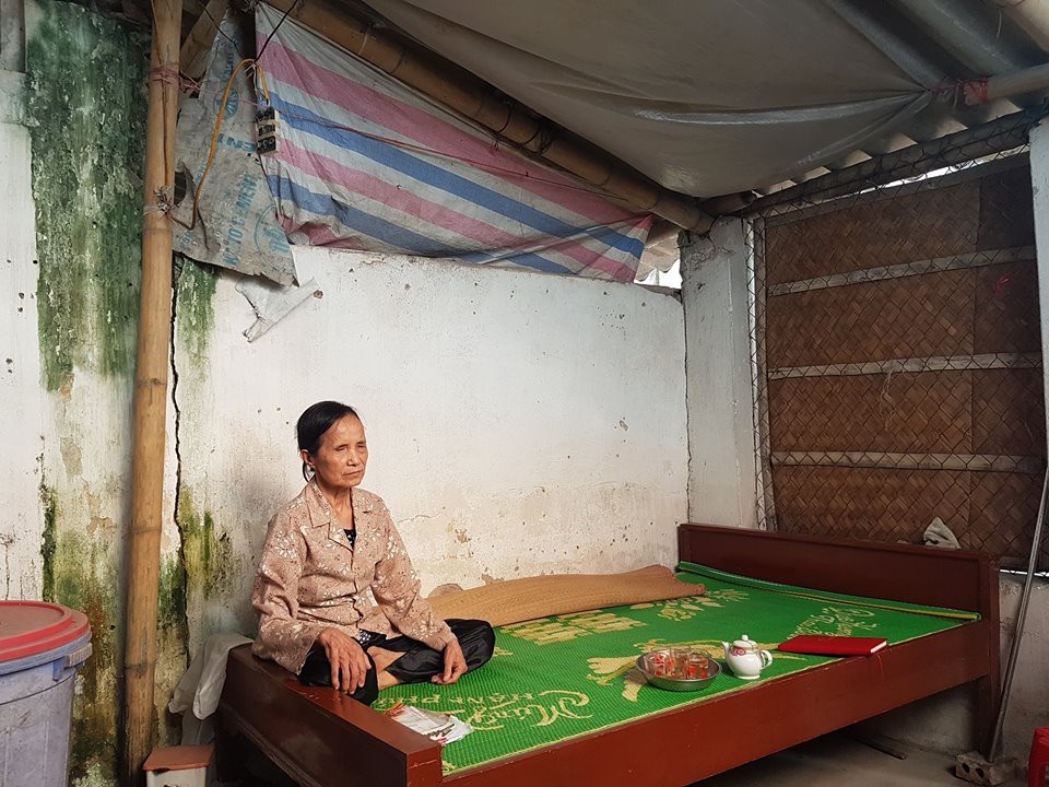 Bà cụ mù lòa sống cô độc với nỗi lo "chết không ai làm đám tang" - 2 Khắp nơi trong căn nhà rộng chưa đầy 20m2 bà Ốc che bạt cũ, áo mưa để chống dột.