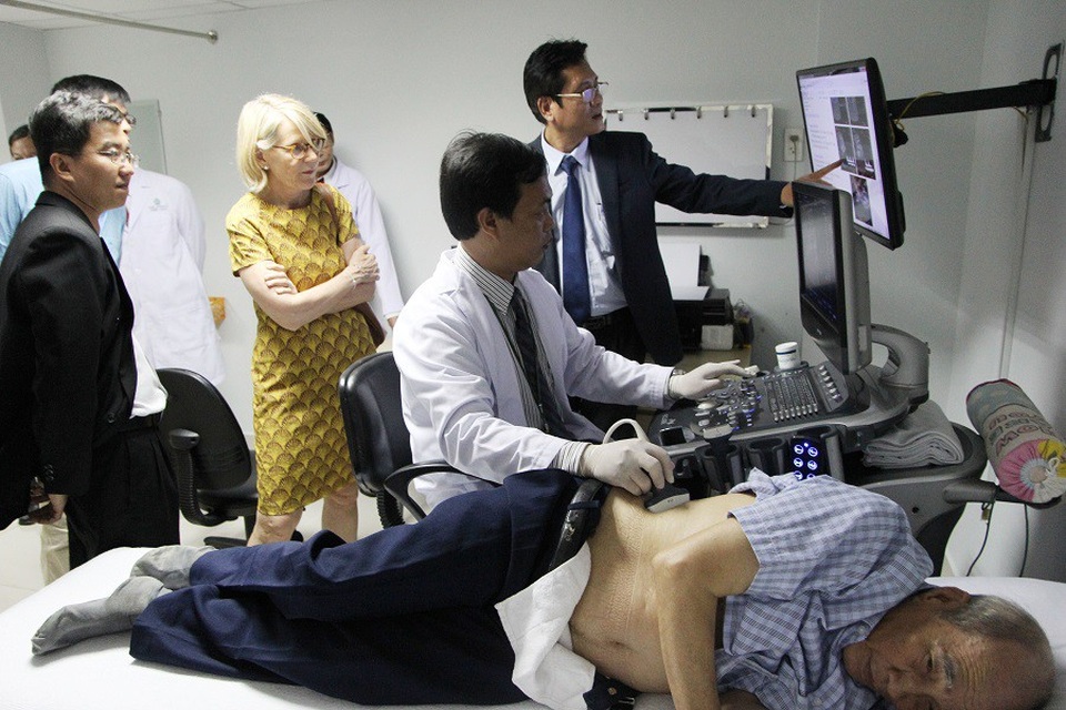 Kết hợp đông tây y trong đẩy lùi bệnh gút - 2 Sự hợp tác y tế Pháp - Việt đang mở ra cánh cửa giúp bệnh nhân gút điều trị hiệu quả