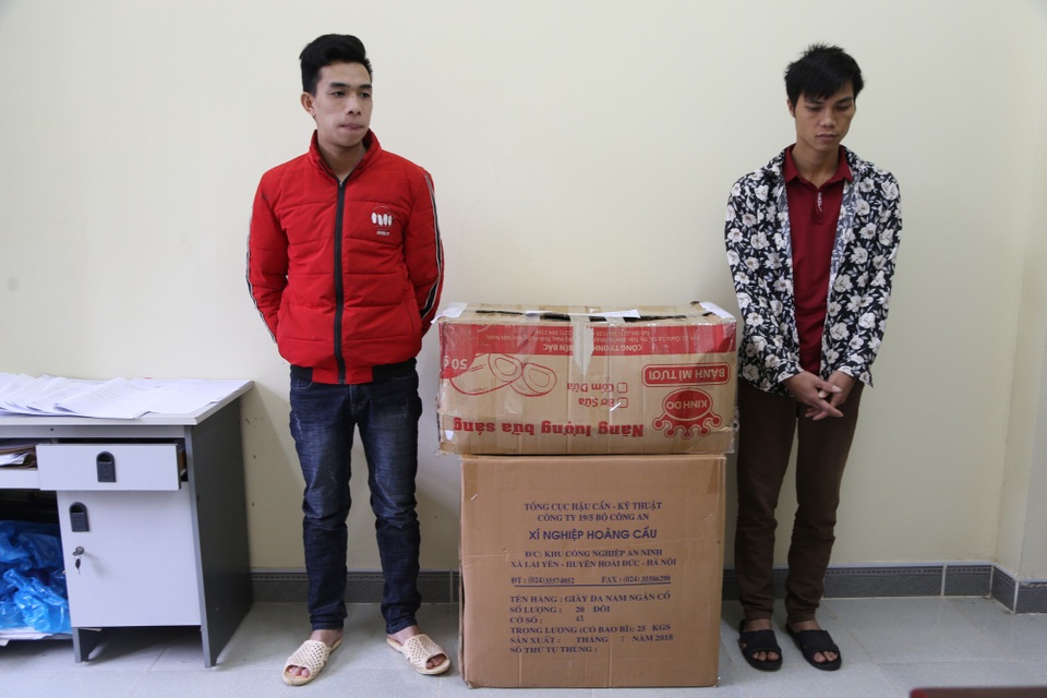 Bắt giữ gần 200kg pháo lậu trong đêm từ biên giới vào Việt Nam - 2
2 đối tượng Hoàng Mạnh Cường và Nông Văn Chung và tang vật tại cơ quan công an