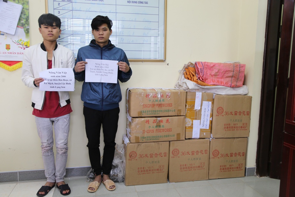Bắt giữ gần 200kg pháo lậu trong đêm từ biên giới vào Việt Nam - 1
2 đối tượng Nông Văn Việt và Nông Văn Hải và tang vật tại cơ quan công an