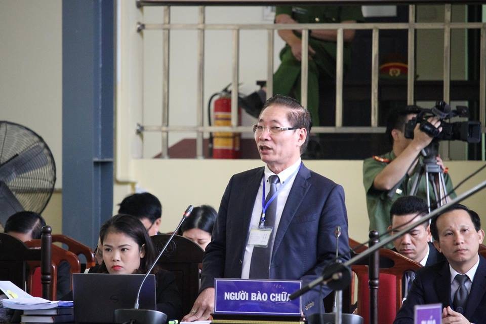 Xử vụ đánh bạc nghìn tỷ: Ông "trùm" Nguyễn Văn Dương nói sẽ không kháng án - 2 Luật sư Nguyễn Chiến trong phiên xử sáng nay (22/11).