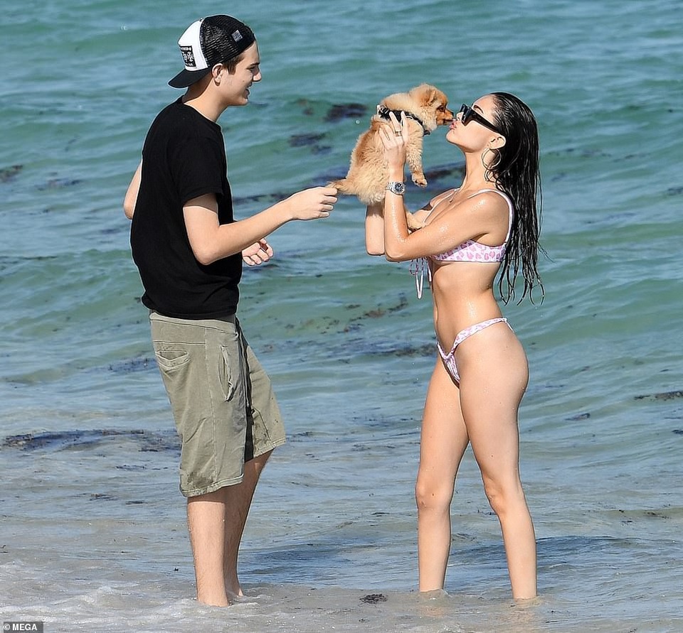 Bạn gái cũ của Brooklyn Beckham tạo dáng gợi cảm trên biển - 8
Khi được hỏi về mối quan hệ với Brooklyn, Madison nói: “Tôi quen Brooklyn từ vài năm nay, và chúng tôi rất thân thiết. Chúng tôi giờ cũng trưởng thành hơn và chúng tôi cũng có những tình cảm đặc biệt với nhau. Nhưng cả hai chúng tôi đều bận rộn. Anh ấy rất tuyệt. Anh ấy đáng yêu, nhưng chỉ là một người bạn của tôi thôi”.