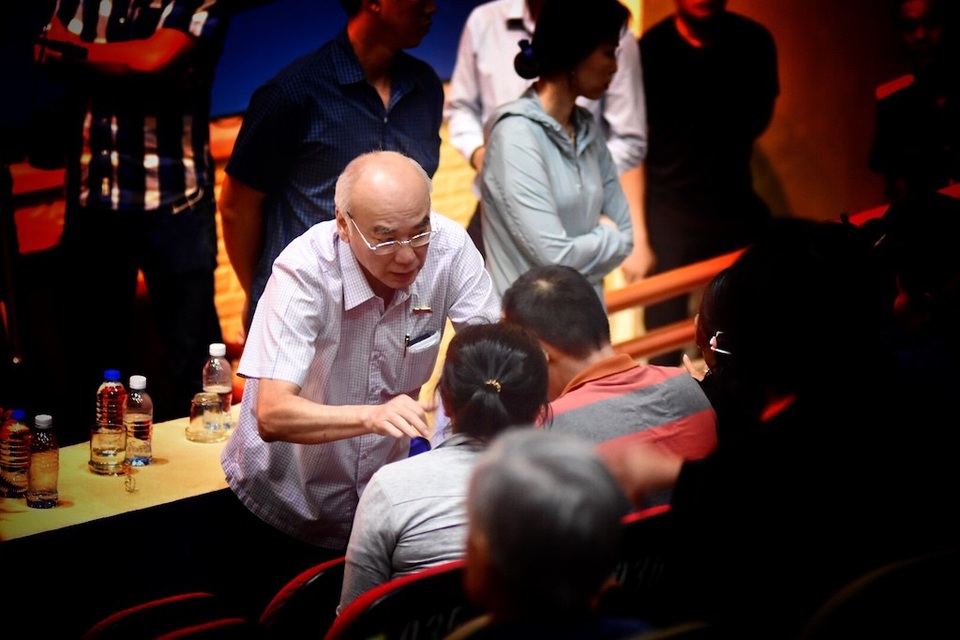 Lãnh đạo TPHCM hứa tập trung giải quyết quyền lợi cho người dân Thủ Thiêm - 6
Phó Trưởng đoàn chuyên trách Đoàn Đại biểu Quốc hội TPHCM Phan Nguyễn Như Khuê trao đổi với cử tri Quận 2