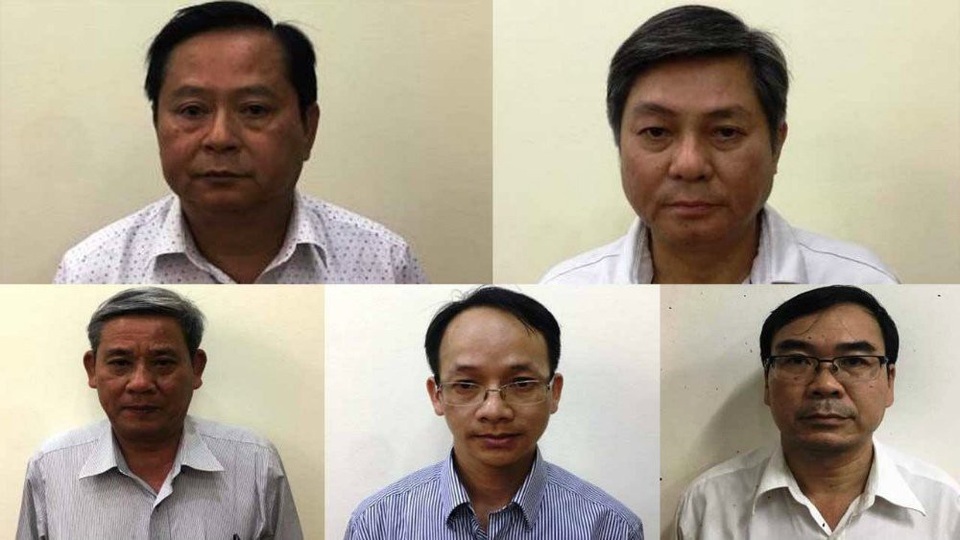 Đất vàng "dậy sóng": Loạt quan chức nhúng chàm, vào vòng lao lý - 1
5 bị can bị khởi tố, hàng trên gồm: Nguyễn Hữu Tín (bên trái), Đào Anh Kiệt (bên phải) và hàng dưới từ trái sang: Lê Văn Thanh, Nguyễn Thanh Chương và Trương Văn Út