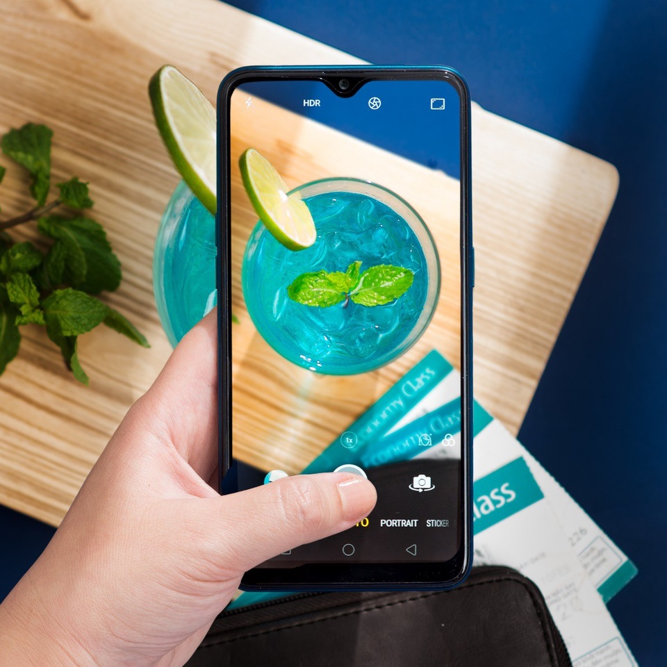 03 lý do thu hút giới trẻ của OPPO A7 - 1 OPPO A7 sở hữu màn hình giọt nước tràn viền 6,2 inch đầu tiên trong phân khúc.