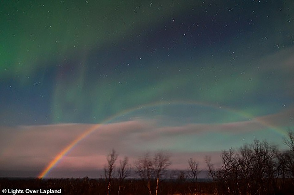 Hiện tượng cực quang và cầu vồng Mặt Trăng cùng lúc xuất hiện trên bầu trời Thuỵ Điển.