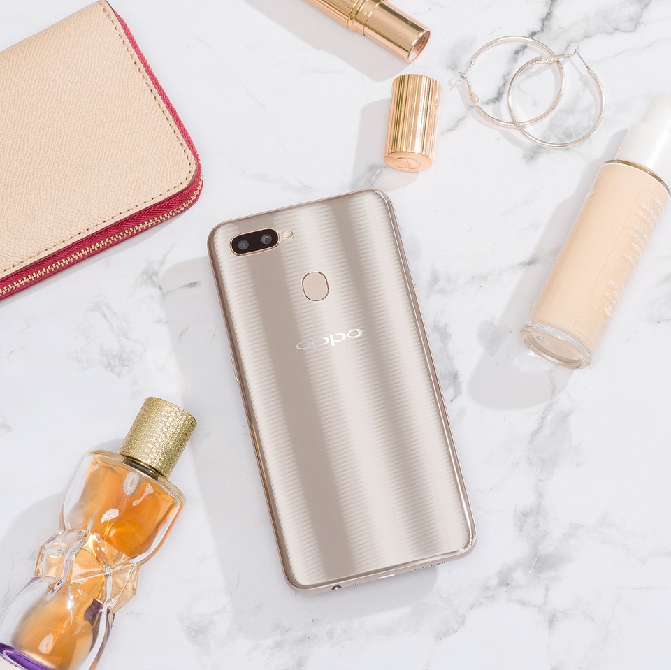 03 lý do thu hút giới trẻ của OPPO A7 - 3 Vàng Hoàng Kim tinh tế và sang trọng.