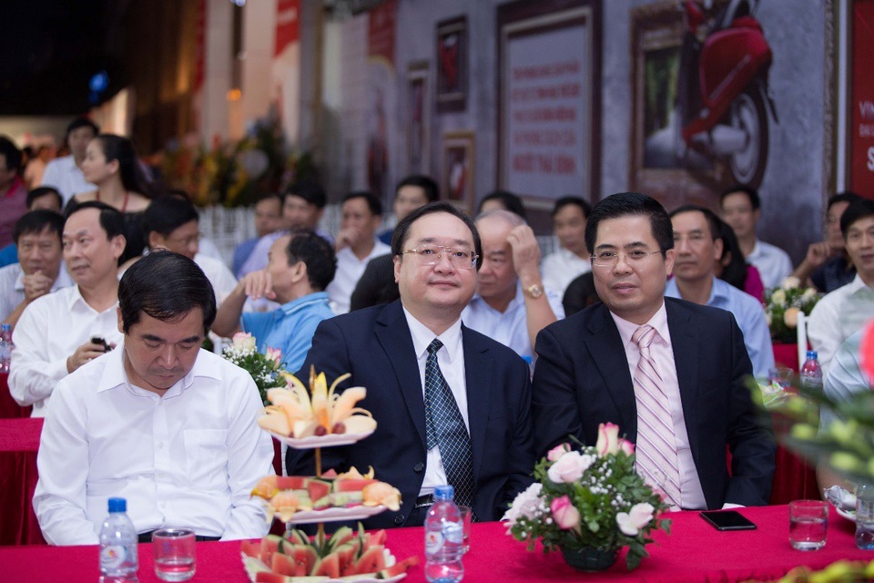 Khai trương Đại lý ủy quyền xe máy điện thông minh VinFast Thăng Long - 4
Đại diện VinGroup và đông đảo lãnh đạo tỉnh Thái Bình có mặt tại sự kiện
