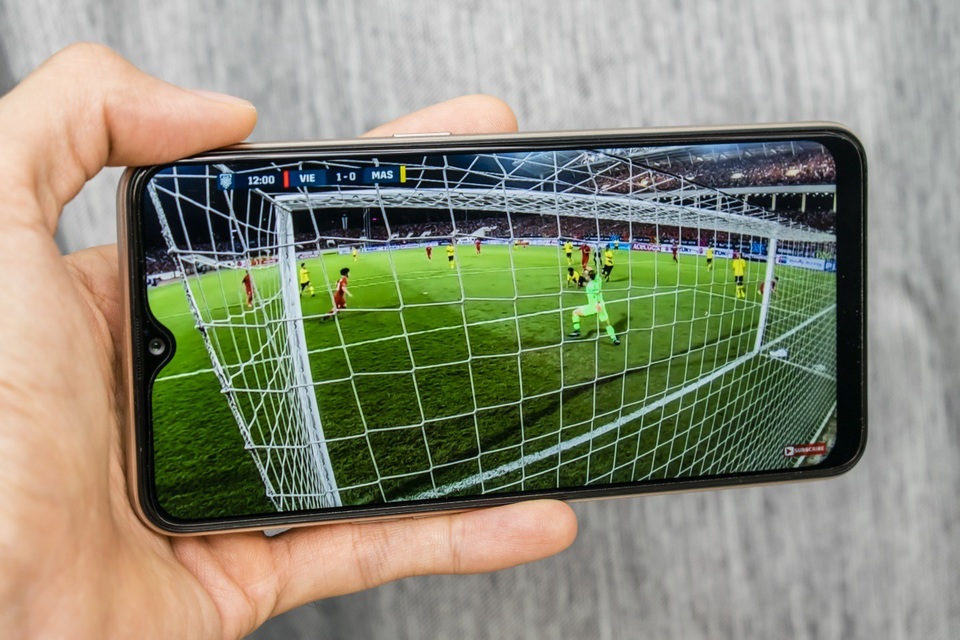 03 lý do thu hút giới trẻ của OPPO A7 - 4 OPPO A7 với dung lượng pin khủng 4,230mAh giúp người dùng có thể thả ga theo dõi những trận đấu bóng đá sôi động liên tục.