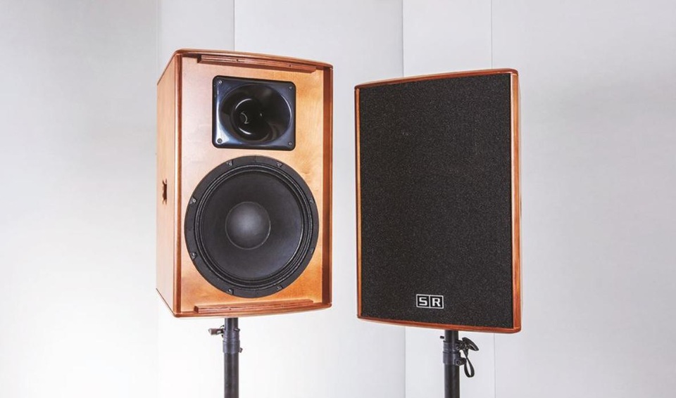 Hát karaoke phong cách Việt theo chuẩn loa Ý - 4 Điểm mạnh của sản phẩm như SR HR-12, HR-10 kết hợp với loa Potenza 12, NERO 12 nằm ở khả năng tái tạo giọng hát.