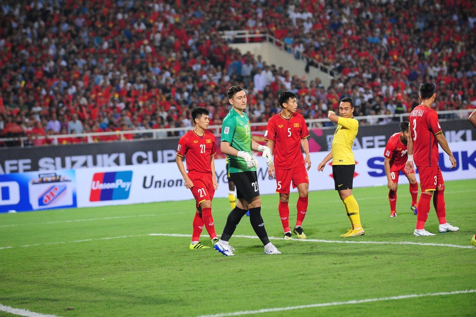 Quế Ngọc Hải và Đoàn Văn Hậu có nguy cơ lỡ bán kết AFF Cup 2018 - 1
Đoàn Văn Hậu (số 5) và Quế Ngọc Hải (số 3) đều đã nhận thẻ vàng ở AFF Cup 2018