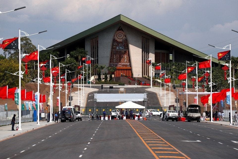 Quan chức Mỹ nói phái đoàn Trung Quốc gây sức ép tại hội nghị APEC - 1
Cờ Trung Quốc và Papua New Guinea được treo dọc con đường trước tòa nhà quốc hội Papua New Guinea ở thủ đô Port Moresby. (Ảnh: Reuters)