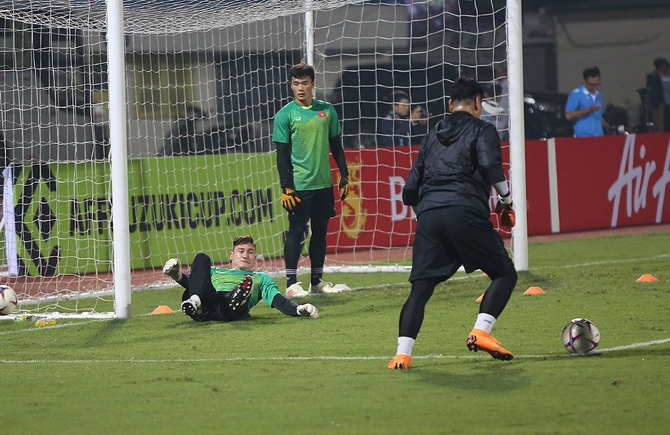 Văn Lâm quyết kéo dài kỷ lục giữ sạch lưới tại AFF Cup 2018 - 1
Thủ môn Văn Lâm và Bùi Tiến Dũng