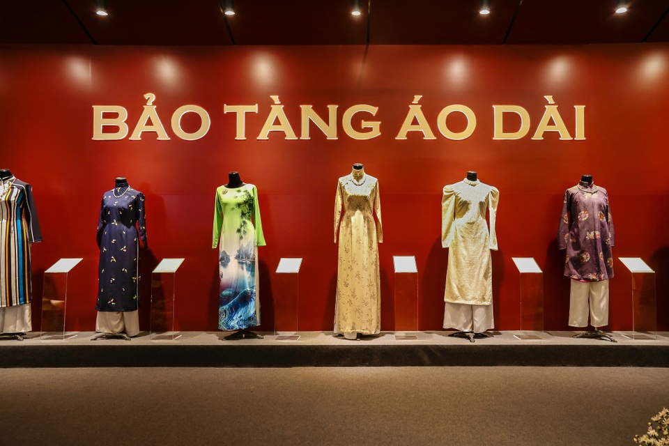 Bảo tàng áo dài thu hút du khách tại triển lãm di sản - 2
Cuộc hành trình bắt đầu với “Lịch sử Áo dài” mô tả những thay đổi của chiếc áo dài qua nhiều thời kỳ.
