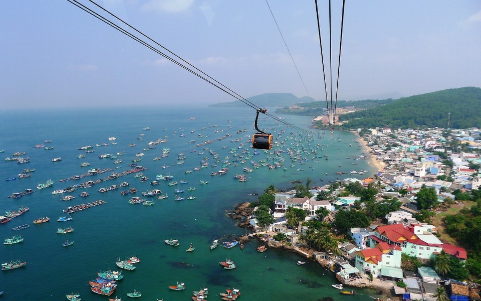 Sở Du lịch Kiên Giang lập đường dây nóng cho du khách phản ánh - 1 Khi du khách đến Kiên Giang bị làm phiền thì gọi vào 2 hotline 0907 528 598 (ông Trần Thanh Hải, Chánh thanh tra Sở Du lịch Kiên Giang) và 02973 504 569 (ông Nguyễn Hồng Lạc, Chánh Văn phòng Sở Du lịch Kiên Giang).