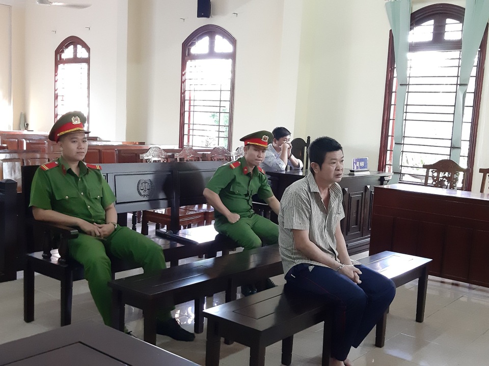 Ghen tuông, chém vợ rồi đẩy xuống sông - 1 Bị cáo Thiện tại phiên toà hôm nay