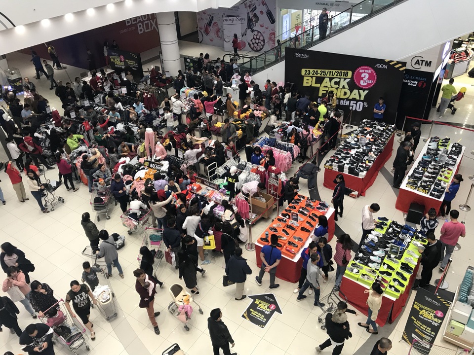 Black Friday: Xếp hàng 20 phút để thanh toán, ô tô không còn chỗ đậu - 8