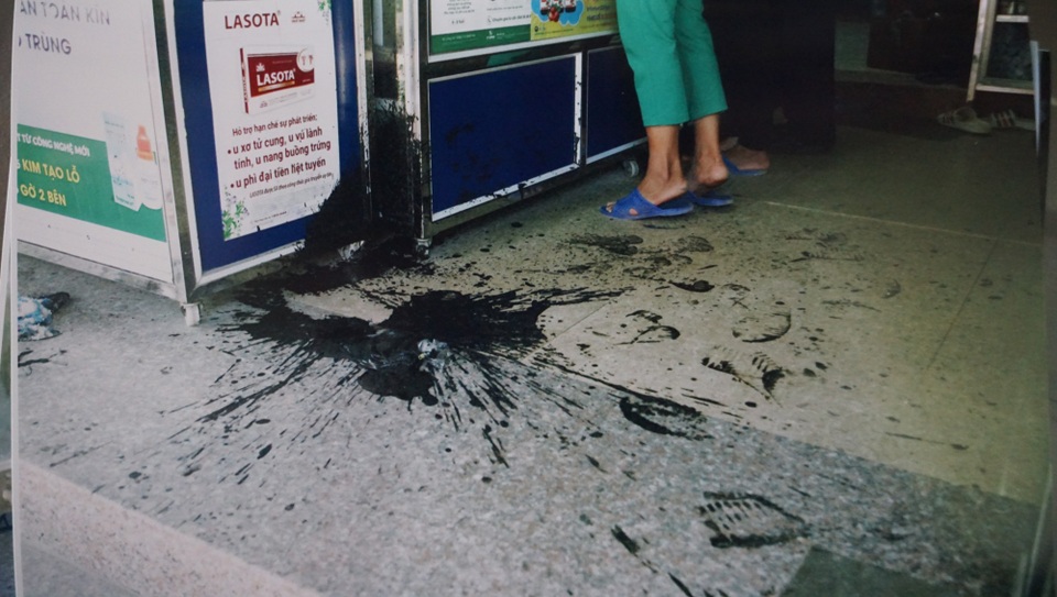 Hoang mang vì liên tục bị kẻ xấu ném chất bẩn vào nhà - 1 Hiện trường kẻ xấu ném dầu luyn, chất bẩn vào nhà bà Hiền.