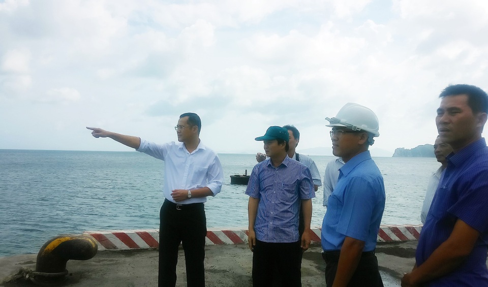 Lên phương án di dời hàng trăm hộ dân để ứng phó với bão số 9 - 7 Ông Phạm Đại Dương (bên trái, áo trắng) kiểm tra chỉ đạo công tác chống bão số 9