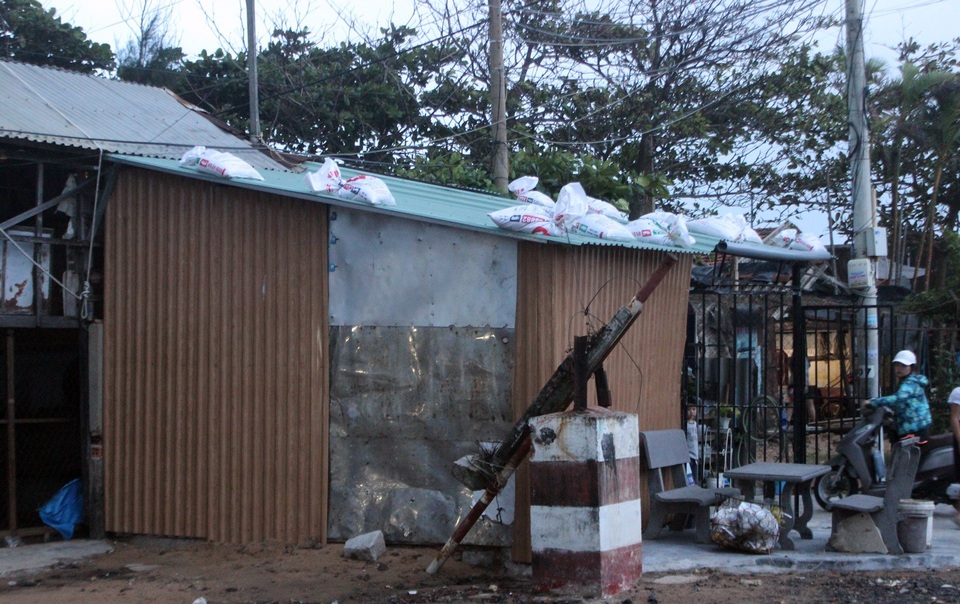 Lên phương án di dời hàng trăm hộ dân để ứng phó với bão số 9 - 3 Nhà cửa được chằng chống