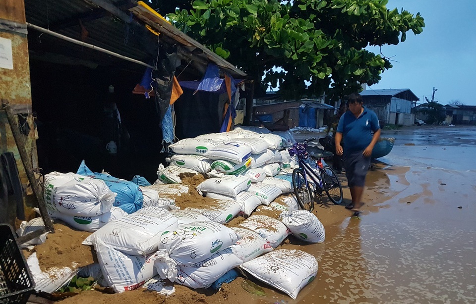 Lên phương án di dời hàng trăm hộ dân để ứng phó với bão số 9 - 4 Lo ngại sóng biển lớn đưa nước vào nhà, người dân dùng bao cát để gia cố
