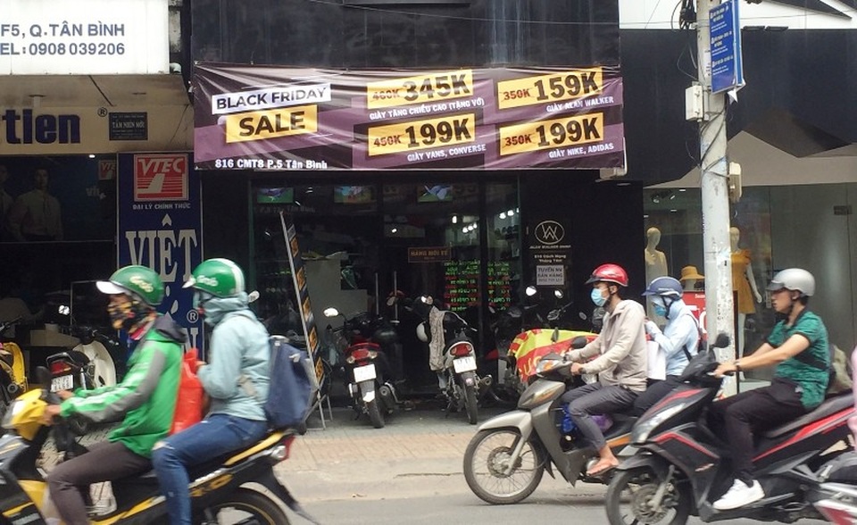 Dân buôn tung “chiêu” trong dịp Black Friday, nhiều người bị “hớ” - 3 Những khuyễn mãi hấp dẫn trên đường Cách Mạng Tháng Tám.