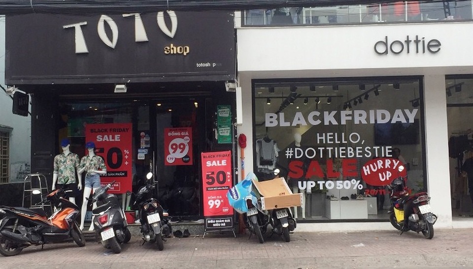 Dân buôn tung “chiêu” trong dịp Black Friday, nhiều người bị “hớ” - 4 Đâu đâu cũng thấy khuyến mãi.