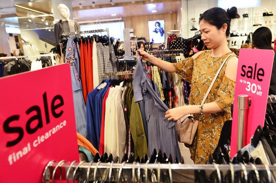 Dân buôn tung “chiêu” trong dịp Black Friday, nhiều người bị “hớ” - 1 Nhiều băng rôn khuyến mãi “khủng” đã khiến một số khách hàng bị “hớ”.