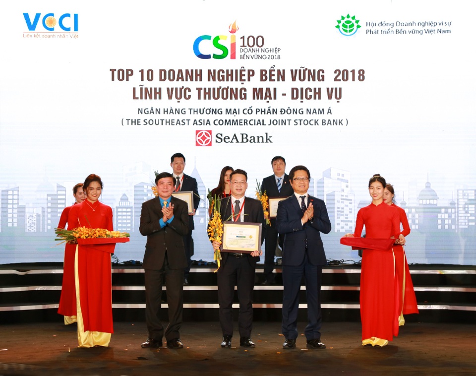 Lộ diện top 10 doanh nghiệp bền vững Việt Nam - 1
Ngày 23/11/2018 tại Hà Nội, Ngân hàng TMCP Đông Nam Á (SeABank) vinh dự được trao tặng danh hiệu Top 10 Doanh nghiệp bền vững 2018 trong lĩnh vực Thương mại - Dịch vụ.