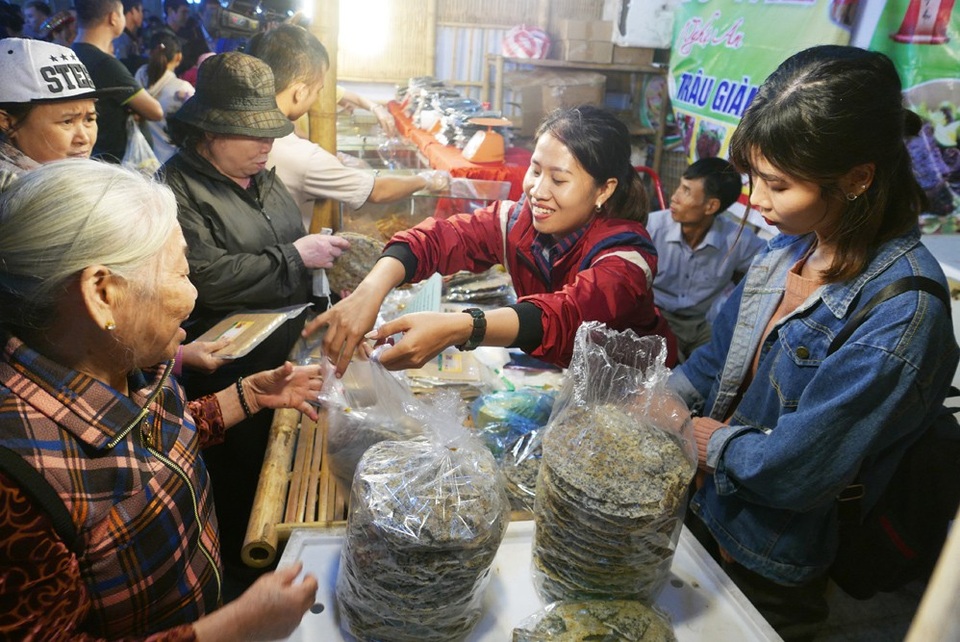 Đặc sản 3 miền hội tụ ở Hà Nội thu hút hàng nghìn người dân thưởng thức - 4
Gian hàng sản phẩm đặc sản đặc trưng của vùng quê Bắc Bộ được nhiều vị khách cao tuổi quan tâm. Các sản phẩm được trưng bày tại hội chợ đều được đảm bảo về nguồn gốc xuất xứ, đa dạng và phong phú về chủng loại, là các đặc sản đặc trưng cho các vùng miền Việt Nam, có đầy đủ chứng nhận vệ sinh an toàn thực phẩm, có nhãn mác rõ ràng.