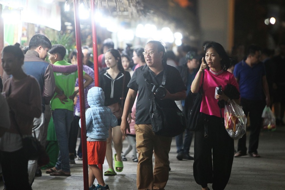 Đặc sản 3 miền hội tụ ở Hà Nội thu hút hàng nghìn người dân thưởng thức - 2
Với quy mô gần 300 gian hàng và các khu vực điểm nhấn, Hội chợ hàng đặc sản vùng miền Việt Nam 2018 trưng bày các sản phẩm đặc sản ở nhóm thủy sản chế biến, nhóm tinh bột, nhóm chè, cà phê, gia vị, hoa quả… của các doanh nghiệp, cơ sở sản xuất kinh doanh đến từ khắp 63 tỉnh thành phố trên cả nước.