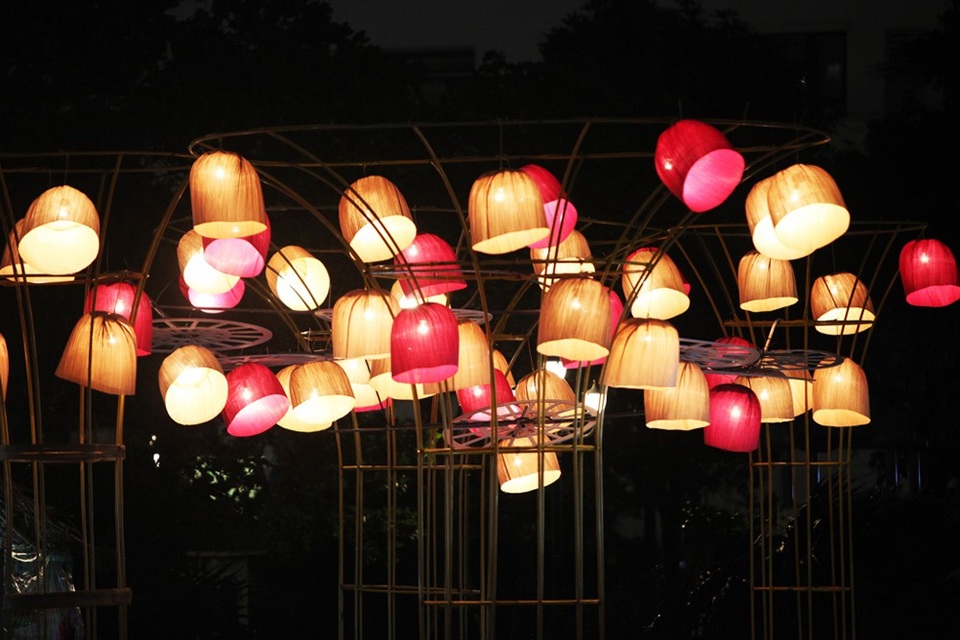 Đặc sản 3 miền hội tụ ở Hà Nội thu hút hàng nghìn người dân thưởng thức - 3
Ngoài các gian hàng như thường thấy ở các hội chợ thương mại, Hội chợ hàng đặc sản vùng miền Việt Nam còn có nhiều điểm nhấn trang trí mang đậm chất nghệ thuật phong cách truyền thống, bổ trợ cho ý nghĩa của sự kiện xúc tiến thương mại uy tín, hỗ trợ các doanh nghiệp và địa phương quảng bá sản phẩm đặc sản với người tiêu dùng Hà Nội cũng như tham gia chuỗi cung ứng, tiêu thụ hiệu quả tại thị trường Thủ đô và phục vụ xuất khẩu.