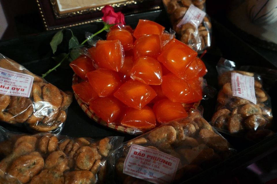 Đặc sản 3 miền hội tụ ở Hà Nội thu hút hàng nghìn người dân thưởng thức - 8
Sự kiện cũng tạo cơ hội để các doanh nghiệp trưng bày, trình diễn các sản phẩm thể hiện sự sáng tạo, bản sắc riêng cho từng sản phẩm, tăng cường và mở rộng các hoạt động xúc tiến thương mại, tạo điểm nhấn quan trọng góp phần quảng bá thu hút đông đảo người tiêu dùng, khách du lịch trong và ngoài nước đến Thủ đô, nâng cao sức cạnh tranh về sản phẩm của các doanh nghiệp và làng nghề để sản xuất hàng hóa tiêu thụ nội địa và phục vụ xuất khẩu, tạo cơ hội để du khách quốc tế, các nhà nhập khẩu, các nhà phân phối trong và ngoài nước tiếp cận các sản phẩm.