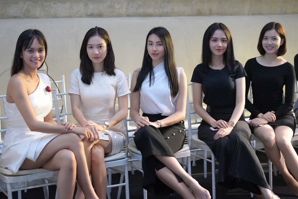Dàn Hoa hậu gây náo loạn khi đổ bộ Buôn Ma Thuột với khuôn mặt mộc - 6 Dàn Hoa hậu gây náo loạn khi đổ bộ Buôn Ma Thuột với khuôn mặt mộc - 6