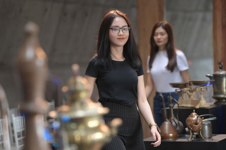 Dàn Hoa hậu gây náo loạn khi đổ bộ Buôn Ma Thuột với khuôn mặt mộc - 10 Dàn Hoa hậu gây náo loạn khi đổ bộ Buôn Ma Thuột với khuôn mặt mộc - 10