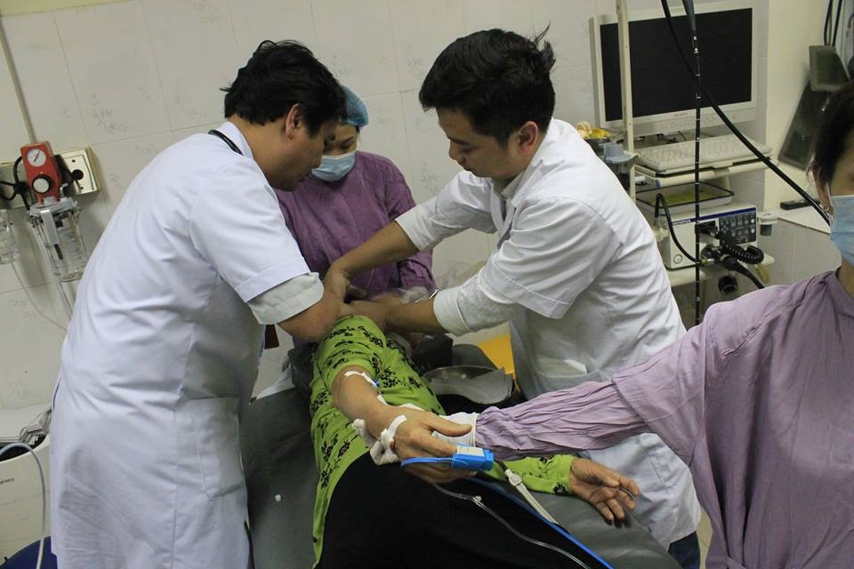 Ngậm đá nano chữa bách bệnh, nữ bệnh nhân hóc dị vật phải cấp cứu - 1