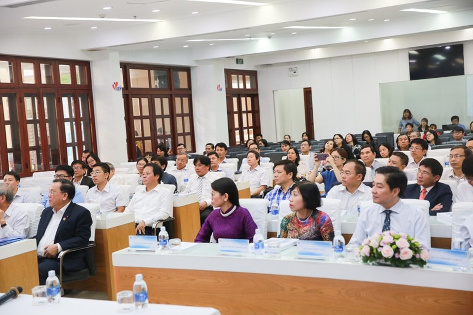 Nhân lực trong cách mạng công nghiệp 4.0: Robot không thể thay thế được giáo viên mầm non - 4 Đông đại biểu là các chuyên gia, nhà khoa học, quản lý giáo dục các trường ĐH trên cả nước tham dự.