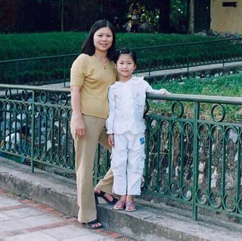 Hương Tràm chia sẻ những đánh đổi của mình khi có sự nổi tiếng - 4 Hương Tràm khẳng định, cho dù cô nổi tiếng bao nhiêu, kiếm được nhiều tiền thì khi trở về với gia đình cô vẫn là cô con gái bé bỏng của mẹ mình. Vẫn cần được sự yêu thương và chở che của mẹ.
