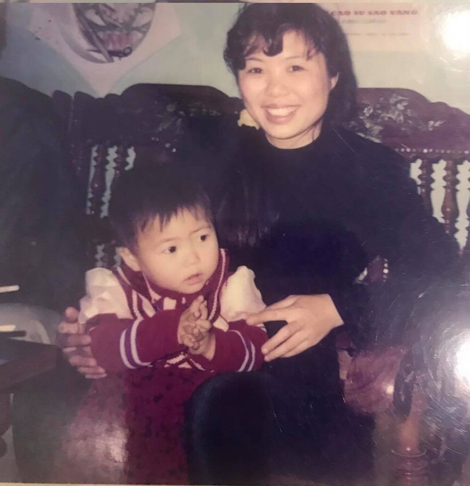 Hương Tràm chia sẻ những đánh đổi của mình khi có sự nổi tiếng - 3 Hương Tràm còn bất ngờ chia sẻ hình ảnh của mình thời bé bên cạnh mẹ.
