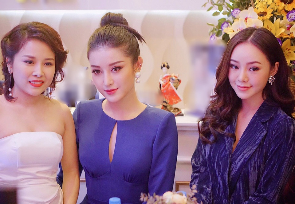 Á hậu Huyền My lấp ló khoe vòng 1, lấn át nhan sắc “em gái” “Lan cave” - 5 Huyền My chia sẻ tuy không có thời gian để theo dõi tất cả các tập phim của Quỳnh búp bê nhưng cô cũng là một fan của bộ phim này. Tại sự kiện, Huyền My đã được lắng nghe Quỳnh Kool chia sẻ những kinh nghiệm và kỷ niệm trong quá trình tham gia “Quỳnh búp bê”.