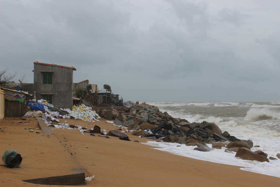 Lên phương án di dời hàng trăm hộ dân để ứng phó với bão số 9 - 1 Tại Phú Yên, đến chiều tối ngày 23/11 đã bắt đầu có gió to, sóng lớn